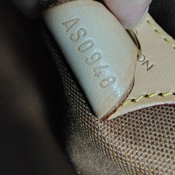 Louis Vuitton Bags - Picture 13 of 15